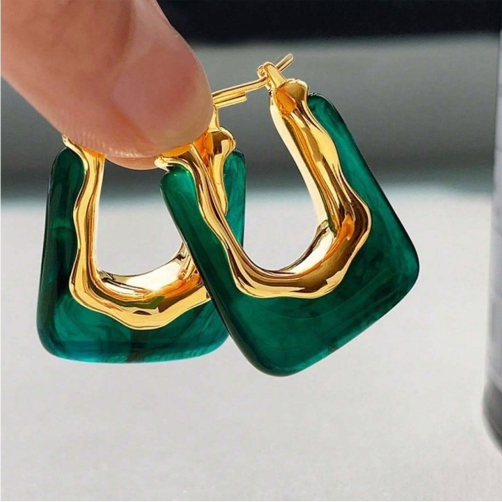 🆕 Elegant Green and Gold Vintage Tone Earrings